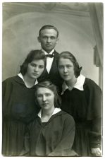 Panevėžio mokytojų seminarijos moksleivė Felicija Šilgalytė su kurso draugais. Foto J. P. Šukio. 1924 m. PAVB F80-400