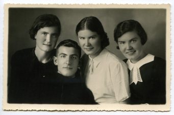 Julija, Liucija, Marija ir Pilypas Žukauskai. Fotogr. L. Greiserio. 1936 m. PAVB F115-165