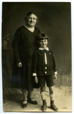 Nežinoma moteris su berniuku. Fotogr. J. Trakmano. 1929 m. PAVB F118