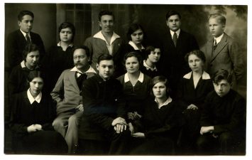 Panevėžio lenkų gimnazijos VIII klasės moksleiviai su mokytojais M. Lukaszewicz, H. Losowska, A. Zuhr. Fotoateljė J. Žitkaus & J. Pauros. Panevėžys. 1932 m. PAVB F96-180
