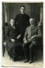 Kunigas Albinas Spurgis su tėvais. Fotogr. I. Frido. 1937 m. PAVB F29-50