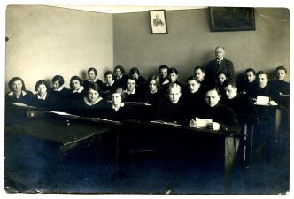 Panevėžio lenkų gimnazijos moksleiviai su gimnazijos direktoriumi H. Pereszczako. Fotoateljė J. Žitkaus & J. Pauros. Panevėžys. 1933 m. PAVB F96-181