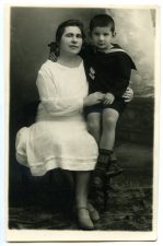 Nežinoma moteris su berniuku. Fotogr. A. Gutnero. 1927 m. PAVB F96-461