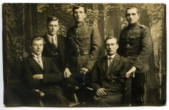 Stanislovas Barauskas su grupe draugų. Fotogr. J. Trakmano. Apie 1930 m. PAVB F141-30
