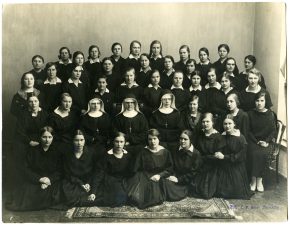 Panevėžio mokytojų seminarijos IV-o kurso moksleivės su mokytoja Emma Heimgartner. Foto J. P. Šukio. 1925 m. PAVB F80-703