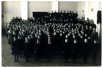 Panevėžio lenkų gimnazijos moksleiviai ir pedagogai. Fotoateljė J. Žitkaus & J. Pauros. Panevėžys. 1933 m. PAVB F96-183