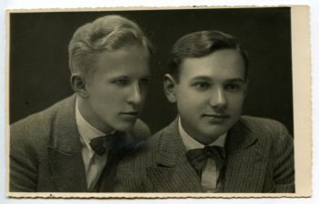 Panevėžio lenkų gimnazijos moksleiviai A. Pereszczako ir K. Wolodkiewicz. Fotogr. J. Trakmano. 1933 m. PAVB F96-405