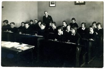 Panevėžio lenkų gimnazijos moksleiviai su mokytoju Valerijonu Straševičiumi. Fotoateljė J. Žitkaus ir J. Pauros. Panevėžys. Apie 1931 m. PAVB F96-306