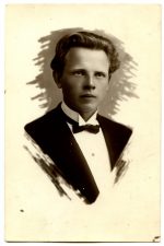 Panevėžio valstybinės gimnazijos absolventas Petras Stakė. Fotogr. A. Gutnero. Panevėžys. 1927 m. PAVB F116-90