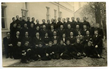 Panevėžio valstybinės gimnazijos moksleiviai ir pedagogai. Foto A. Patamsio. Apie 1935-1937 m. PAVB F70-783