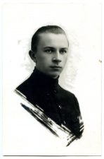 Panevėžio valstybinės gimnazijos absolventas Henrikas Trapikas. Fotogr. A. Gutnero. Panevėžys. 1927 m. PAVB F116-91