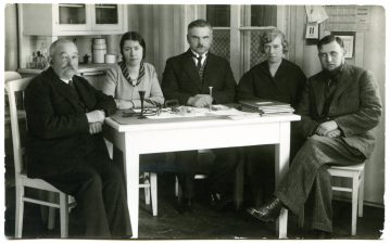 Gydytojas Mykolas Marcinkevičius su kolegomis Motinos ir vaiko sveikatos centre Panevėžyje. Fotogr. J. Žitkaus. Apie 1933 m. PAVB F92-89