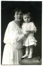 A. Laurinaitienė su sūnumi. Fotogr. I. Frido. Apie 1925-1930 m. PAVB F153-111