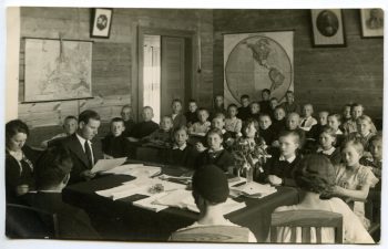 Panevėžio pradinės mokyklos Nr. 7 moksleiviai ir pedagogai. Foto A. Patamsio. Apie 1934 m. PAVB F115
