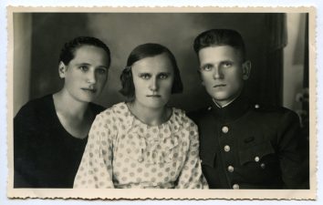 Stanislovas ir Eugenija Barauskai su Marija Galiauskaite. Fotogr. L. Greiserio. Apie 1930-1935 m. PAVB F141-32