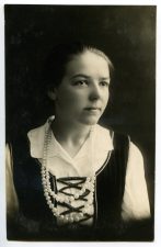 Panevėžio mokytojų seminarijos absolventė Veronika (pavardė nežinoma). Foto J. Trakmano. 1925 m. PAVB F115-212