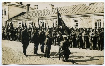 Generolas Pranas Tamašauskas XII šaulių rinktinės vadui kapitonui Petkevičiui įteikia pašventintą vėliavą. Foto A. Patamsio. 1932 m. PAVB F141-93