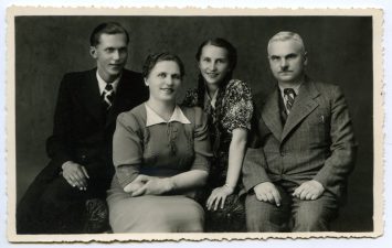 Gydytojas Mykolas Marcinkevičius su šeima. Fotogr. J. Žitkaus. 1940 m. PAVB F92-45