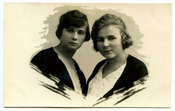 Elena Varevičiūtė-Lukšionienė (dešinėje) su giminaite A. Varevičiene. Fotogr. A. Gutnero. Panevėžys. 1927 m. PAVB F80-528
