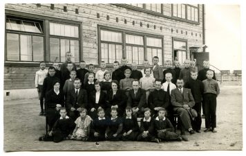 Panevėžio miesto pradžios mokyklos Nr. 7 mokytojai ir moksleiviai. Fotogr. A. Patamsio. 1934 m. PAVB F115-361
