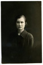 Panevėžio mokytojų seminarijos absolventė Julija Žukauskaitė. Foto J. Trakmano. 1925 m. PAVB F115-149