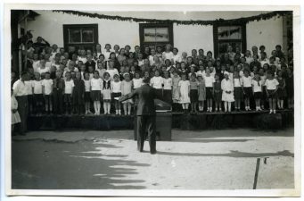 Panevėžio miesto pradžios mokyklos Nr. 1 moksleivių choras. Diriguoja mokytojas J. Žemaitis. Fotogr. A. Patamsio. 1933 m. PAVB F8-637