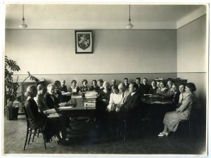 Panevėžio mergaičių gimnazijos pedagogų taryba. Fotogr. J. Žitkaus. 1936 m. PAVB F70-711