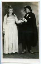 Pedagogės Aleksandra Šilgalytė ir Elena Lukšionienė su kaukių baliaus kostiumais. Fotogr. J. Pauros. 1929 m. PAVB F80-712