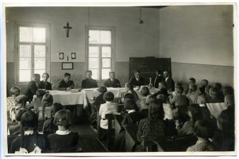 Panevėžio miesto pradžios mokyklos Nr. 1 ketvirtojo skyriaus išleidžiamieji egzaminai. Fotogr. A. Patamsio. 1933 m. PAVB F8-637