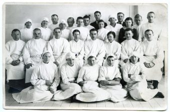 Panevėžio ligoninės gydytojai, medicinos seserys bei ūkio darbuotojai. Fotogr. J. Žitkaus. Apie 1935-1938 m. PAVB F29-44