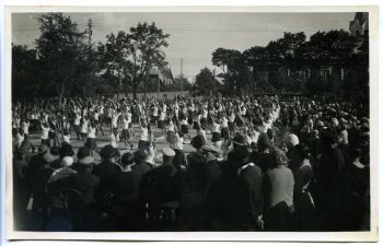 Panevėžio miesto pradžios mokyklos Nr. 1 10-mečio jubiliejus. Moksleivių parodomoji mankšta. Fotogr. A. Patamsio. 1933 m. PAVB F8-637
