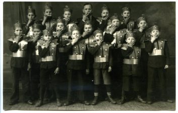 Panevėžio miesto pradžios mokyklos Nr. 1 lūpinių armonikėlių orkestras su mokyklos vedėju Stanislovu Janausku. Fotogr. J. Žitkaus. 1934 m. PAVB F8-637