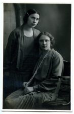 Pedagogės Aleksandra Šilgalytė ir Bronė Aleksandravičiūtė. Fotogr. J. Pauros. Panevėžys. 1928 m. PAVB F80-499