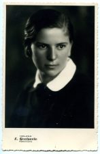 Panevėžio valstybinės mergaičių gimnazijos moksleivė Bronė Kunskaitė. Fotoateljė L. Greiserio. 1937 m. PAVB F9-1237-16