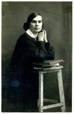 Panevėžio mokytojų seminarijos auklėtinė Stefa Baniūnaitė. Fotogr. J. Trakmano. 1925 m. PAVB F80-540