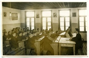 Panevėžio miesto pradžios mokyklos Nr. 1 moksleiviai tikybos pamokoje su mokyklos kapelionu kunigu Antanu Deksniu. Fotogr. A. Patamsio. 1931 m. PAVB F8-637