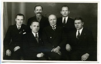 Panevėžio miesto pradžios mokyklos Nr. 1 tėvų komiteto nariai su mokyklos vedėju Stanislovu Janausku. Fotogr. J. Žitkaus. 1934 m. PAVB F8-637