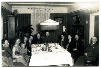 Grupė asmenų svečiuose pas I pėstininkų divizijos štabo adjutanto kapitono Juozo Rinkevičiaus šeimą. Fotogr. A. Patamsio. Panevėžys. 1932 m. PAVB F8-88