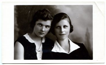 Mokytoja Emilija Šukytė-Juzulėnienė su drauge Anastazija Valentinavičiūte-Pukiene. Fotogr. J. Pauros. 1931 m. PAVB F116-63