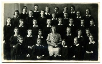 Panevėžio valstybinės mergaičių gimnazijos IVa klasės moksleivės su mokytoja Julija Rapšiene. Fotogr. J. Žitkaus. 1936 m. PAVB F70-709