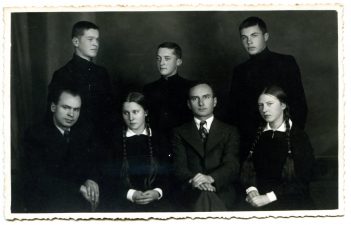 Panevėžio valstybinės gimnazijos „Meno“ kuopos valdyba su mokytoju Petru Rapšiu. Fotogr. J. Žitkaus. 1937 m. PAVB F70-779