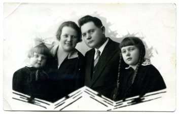 Elena ir Antanas Krasauskai su dukromis Laima ir Aldona. Fotogr. I. Frido. Panevėžys. 1931 m. PAVB F83-27
