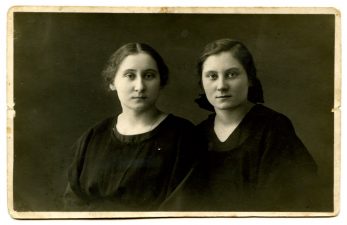 Malvina ir Kamilė Kielaitės. Fotogr. I. Frido. Panevėžys. 1924 m. PAVB F83-32