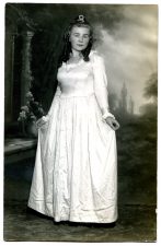 Elena Varevičiūtė-Lukšionienė su kaukių baliaus kostiumu. Fotogr. J. Pauros. Panevėžys. Apie 1929 m. PAVB F80-527