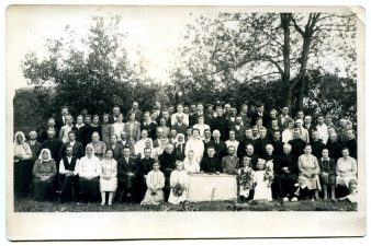 Kunigo Alfonso Lipniūno primicijos: Alfonsas Lipniūnas su tėvais, kunigais ir parapijiečiais. Fotogr. J. Pauros. Talkoniai (Pasvalio r.). 1930 m. PAVB F8-81