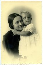 Pedagogė Sofija Barisienė su dukrele Ona. Fotogr. J. Žitkaus. Panevėžys. 1936 m. PAVB F80-611-2