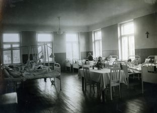 Panevėžio apskrities savivaldybės ligoninės chirurgijos skyriaus palata. Fotogr. J. Pauros. 1938 m. PAVB F92-72
