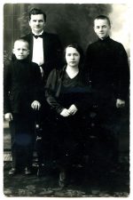 Mykolas ir Julija Karkos su sūnumis Vytautu ir Gediminu. Fotogr. J. Žitkaus. Panevėžys. 1935 m. PAVB F12-246