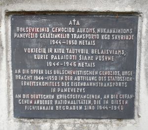 Koplytstulpis, skirtas sovietinio teroro aukų ir Vokietijos karo belaisvių kapams pažymėti. Astos Rimkūnienės nuotrauka