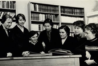 Panevėžio miesto masinės bibliotekos Nr. 1 kolektyvas. Iš kairės: Janina Arelienė, Janina Simniškienė, Stasė Mikeliūnienė, Genovaitė Žirkauskienė, bibliotekos vedėja Kotryna Dičkienė, Asta Navikaitė, Ada Pontežytė. 1965 m.